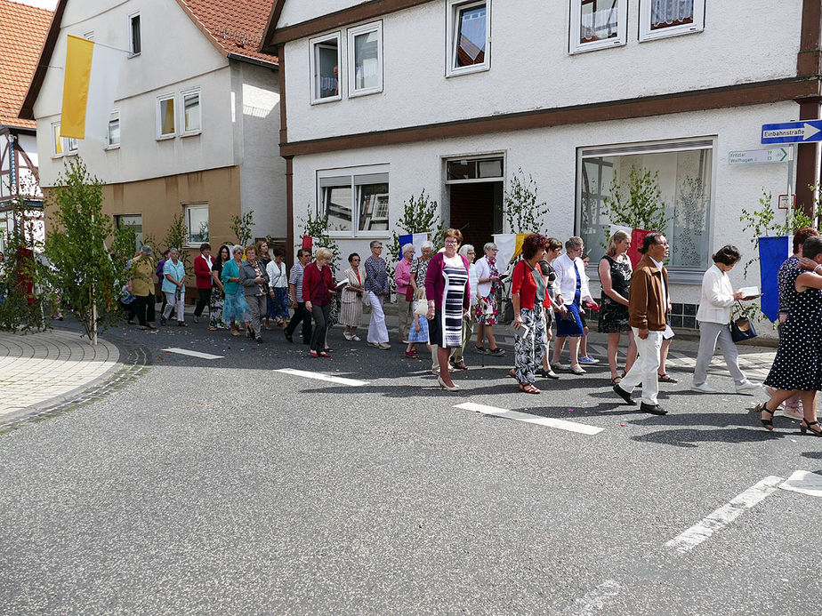 Fronleichnamsprozession durch die Straßen von Naumburg (Foto: Karl-Franz Thiede)